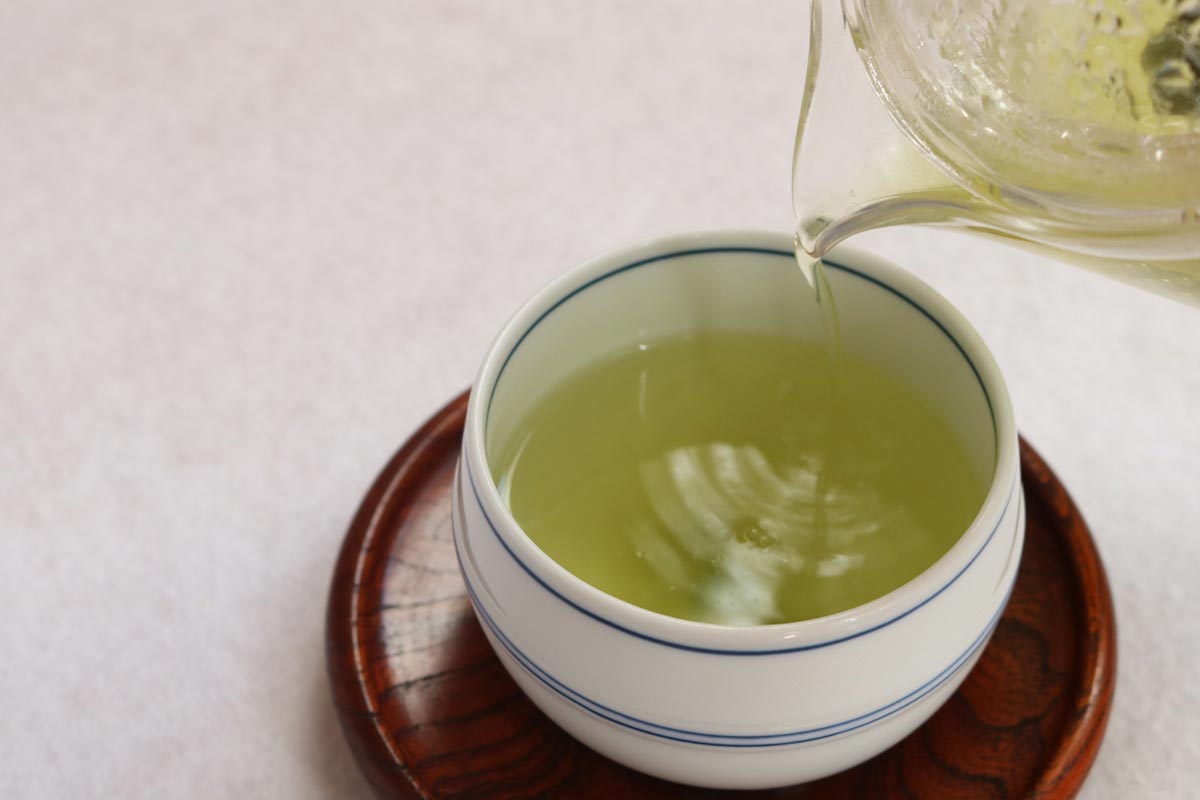 お茶を入れている様子