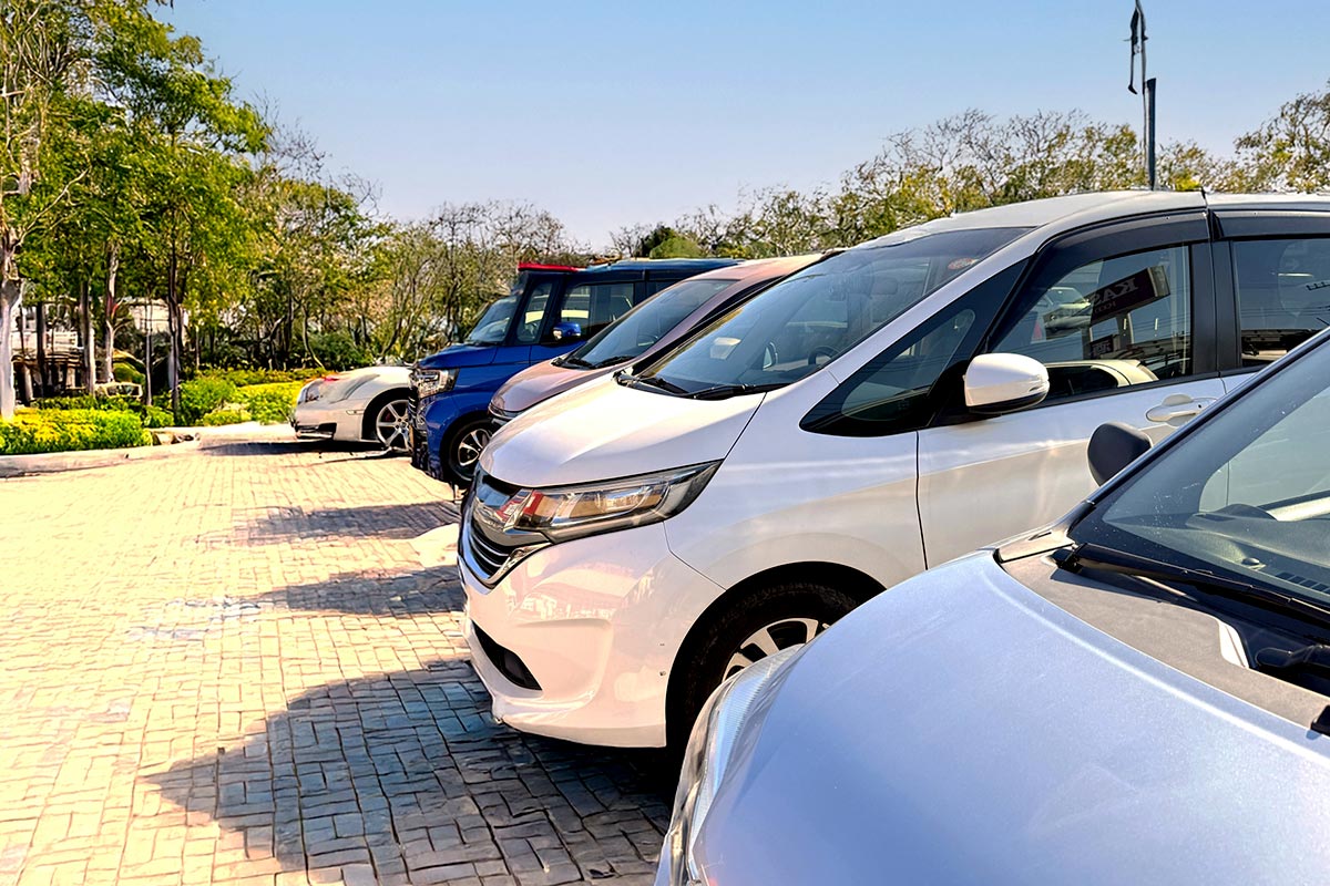 駐車場に車が停まっています